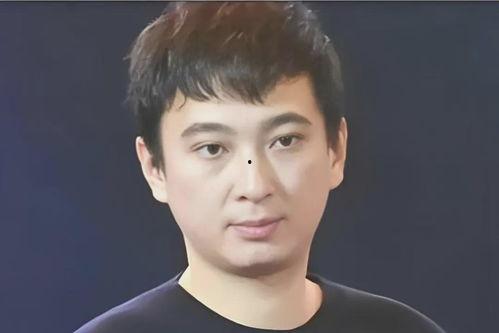 吃瓜短发女网红和中年大叔,一场吃瓜盛宴