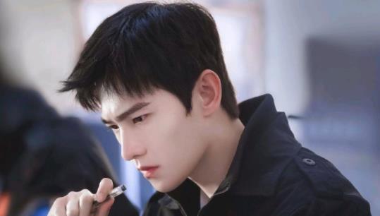 圈内人爆料杨洋追热巴,甜蜜恋情曝光引热议