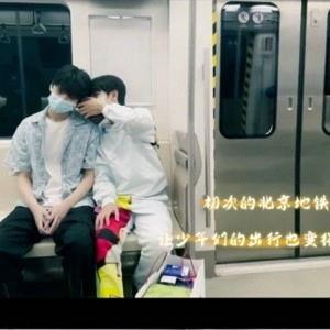 翔霖逛街爆料视频,时尚穿搭与甜蜜互动